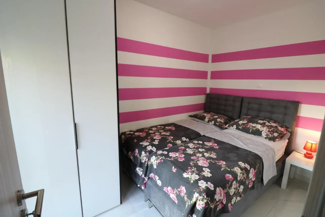 Sneky Apartment Pula 0*,